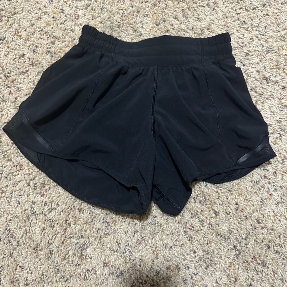 Lululemon hotly hots in black